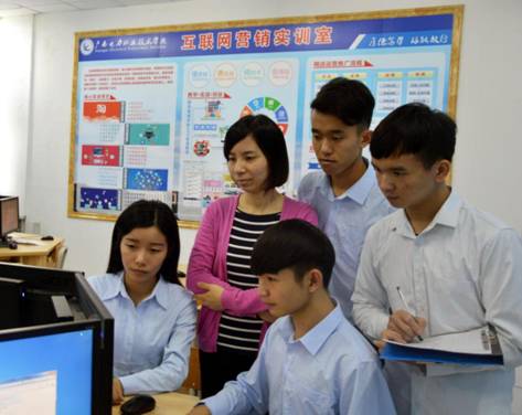 互联网营销实训室，专业教师梁毅娟为学生解答疑惑